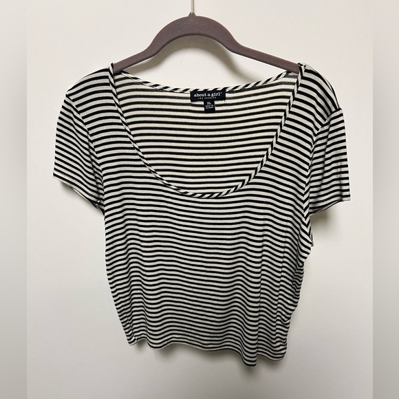 ABOUT  A GIRL SHORT SLEEVE TOP. SIZE XL - Picture 1 of 6